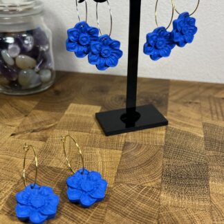 Modrý květ na kroužku